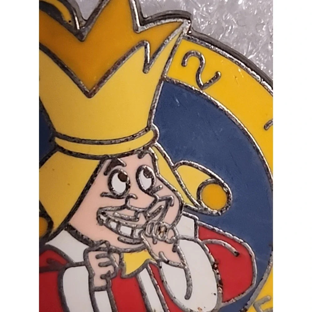 Disney Pin Alice in Wonderland King of‎ Hearts Gold tone Pocket Watch 2007 51712